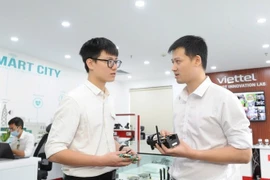 Viettel 技术人员讨论技术解决方案。图自《人民报网》