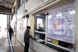 车主办理质检手续。图自越通社