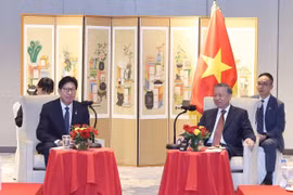 越共中央总书记苏林会见釜山市市长朴亨俊。图自越通社