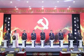 出席越共十四大信息门户网站（https://daihoidang.vn）开通仪式的越共中央总书记苏林和代表们。图自越通社