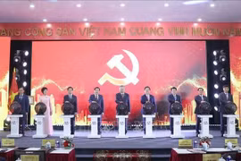 出席越共十四大信息门户网站（https://daihoidang.vn）开通仪式的越共中央总书记苏林和代表们。图自越通社