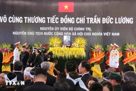 原越南国家主席陈德良追悼会按国葬规格在陈圣宗街5号国家殡仪馆举行。图自越通社