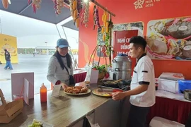 游客参观金瓯省展位。图自越通社