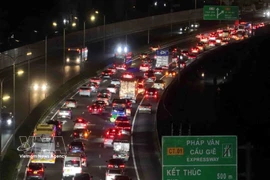 2月21日晚，在通往河内市中心的法云-惹桥高速公路终点路段上，车辆首尾相接，通行困难。图自越通社