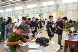 职能力量与被移交公民。图自越通社