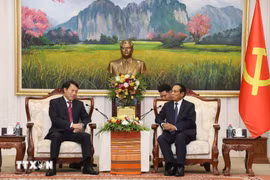 老挝人民革命党中央政治局委员、书记处常务书记、老挝国家副主席本通·吉玛尼会见越共中央政治局委员、公安部部长梁三光大将。图自越通社