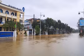顺化市裴氏春路路面积水严重。图自越通社