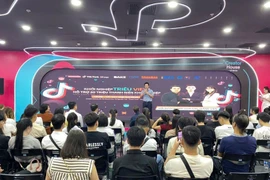 “数字扫盲——一起学习AI”社区培训项目。图自《人民报》