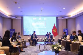 越南政府副总理裴青山会见老挝技术与通讯部副部长赛萨纳·西提蓬。图自越通社