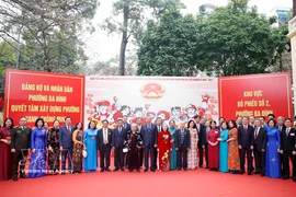 苏林总书记与河内市巴亭坊2号投票区选民们合影。图自越通社