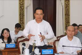 胡志明市人民委员会主席阮文得发表讲话。图自越通社