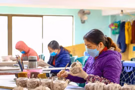钵场乡的各家陶瓷窑炉正集中筹备原材料，动员人力加班赶产保供应。图自《新河内报》