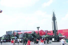 室外展区以“利剑与盾牌”为主题，占地面积23569平方米，用于展示各类装备和武器。图自越通社