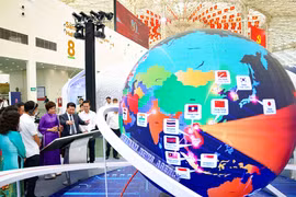 越南科学技术部长阮孟雄参观越南通讯社展位。图自越通社
