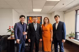 越南驻墨西哥大使阮文海与墨西哥—越南友谊友好小组新任主席安娜·卡琳娜·罗霍·皮门特尔和代表们合影。图自越通社