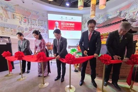 代表们为“胡志明主席——和平与友谊象征”展览会开幕式。图自越通社