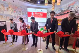 代表们为“胡志明主席——和平与友谊象征”展览会开幕式。图自越通社