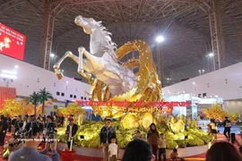 胡志明市 “南方春色”主题展区中2026年丙午年的马形吉祥物格外醒目。图自越通社