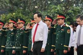 越共中央政治局委员、胡志明市市委书记陈流光一行在隆平坊无名丘烈士陵园缅怀英雄先烈。图自越通社