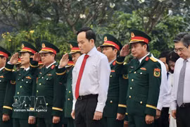 越共中央政治局委员、胡志明市市委书记陈流光一行在隆平坊无名丘烈士陵园缅怀英雄先烈。图自越通社
