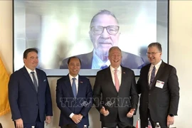 历代美国驻越大使与越南驻美大使阮国勇（左二）。图自越通社