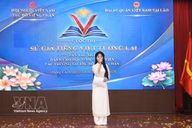 老挝女生参加“未来越南语使者”比赛。图自越通社