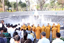 胡志明市祖国阵线委员会常委会在1号李太祖公园为新冠肺炎疫情防控牺牲人员和逝世同胞举行悼念仪式与超度法会。图自越通社
