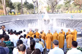 胡志明市祖国阵线委员会常委会在1号李太祖公园为新冠肺炎疫情防控牺牲人员和逝世同胞举行悼念仪式与超度法会。图自越通社