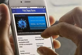 智能手机上的Vietnam News应用程序。图自越通社