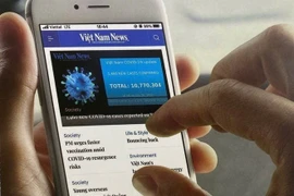 智能手机上的Vietnam News应用程序。图自越通社