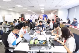 学员们在APIE Camp于8月3日至7日举行期间学习了物联网、云计算、域名系统、网络虚拟化等方面相关知识并进行实际操作。图自mst.gov.vn