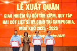 莱省人民委员会副主席、515号指导委员会主任阮氏清历与K52队干部战士代表。图自越通社