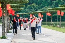 游客们参观宁平省通岩生态旅游区。图自越通社