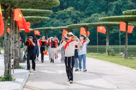 游客们参观宁平省通岩生态旅游区。图自越通社
