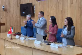 越南驻墨西哥商务处处长阮氏庄（右一）和墨西哥代表。图自越通社