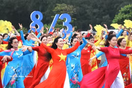每当三月来临，从城市到乡村，从机关单位到学校的越南女性都身着色彩缤纷、款式各异的奥黛。图自越通社