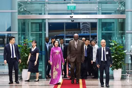 越南国会副主席阮氏青迎接古巴共和国全国人民政权代表大会主席兼国务委员会主席埃斯特万·拉索·埃尔南德斯。图自越通社
