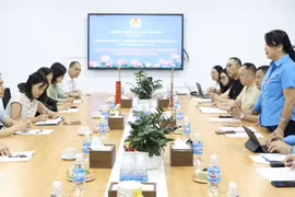 河内市劳动联合会与中华全国总工会法律工作部进行经验交流。图自越通社