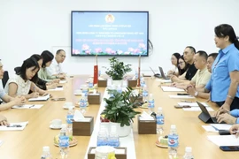 河内市劳动联合会与中华全国总工会法律工作部进行经验交流。图自越通社
