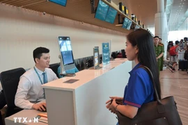 游客在办理登机手续过程中进行人脸识别。图自越通社