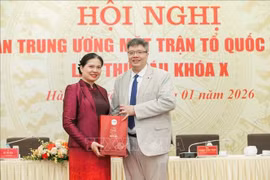 越南祖国阵线中央委员会委员、越韩企业家与投资协会主席、越韩专家与知识分子协会创始主席陈海玲（右）。图自越通社