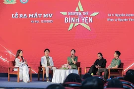 越南歌手阮缘琼介绍音乐短片《誓言守护人民安宁》。图自越通社