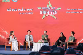 越南歌手阮缘琼介绍音乐短片《誓言守护人民安宁》。图自越通社