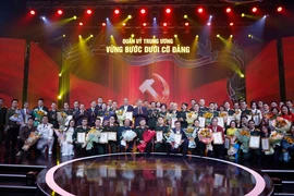 苏林总书记、潘文江大将与获奖者合影。图自越通社