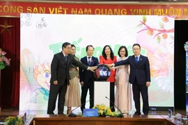 越南外交部副部长黎氏秋姮（左四）和代表们出席由越南电视台VTV4频道和越南教育出版社联合举行的“奇妙越南语”节目开播仪式。图自Vietnam+