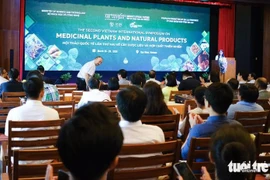 第二届药用植物与天然化合物国际研讨会在嘉莱省举行。图自《年轻人报》