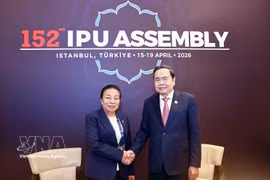 越南国会主席陈青敏会见老挝国会副主席顺通·赛雅佳。图自越通社