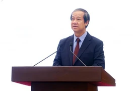 越南教育培训部党委书记、部长阮金山解答记者的提问。图自越通社