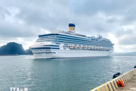 意大利邮轮歌诗达·赛琳娜号（Costa Serena）已抵达广宁省下龙国际邮轮港，开始参观下龙湾之旅。图自越通社