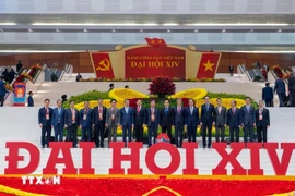 越南驻法国大使郑德海与出席越共十四大代表合影。图自越通社